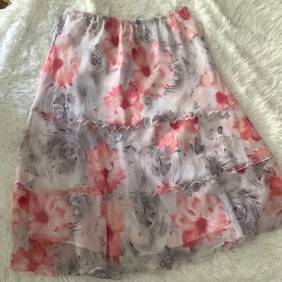 Alfred Dunner Dresses & Skirts - Alfred Dunner "Rose Hill" Pink & Gray Floral Skirt
Size M